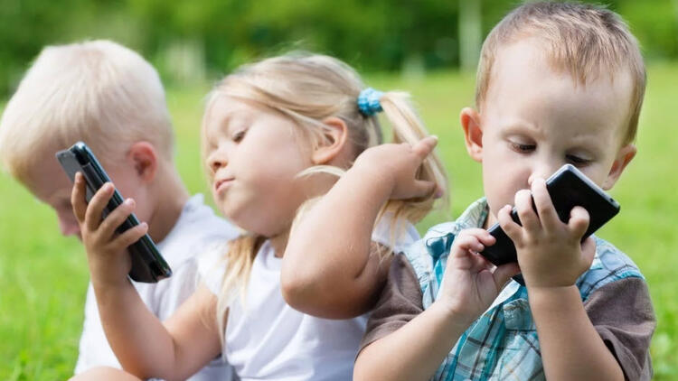 مضرات گوشی هوشمند برای کودکان